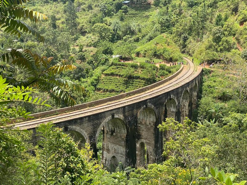 Pokud se na Srí Lanku vypravíte teď, můžete si užít ta nejznámější místa bez davů turistů. Tady známý Nine Arch Bridge v Elle. 